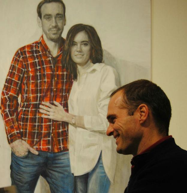 El autor y una de sus obras.:: l.r./