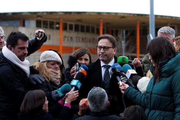 El letrado atiende ayer a los medios a las puertas de la prisión de A Lama, donde está Abuín. :: s. sas / efe/