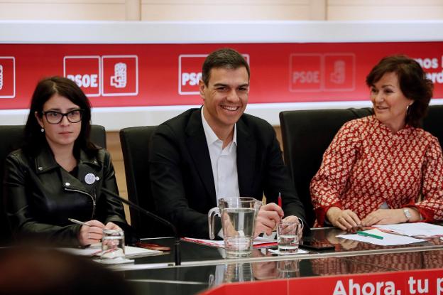 El líder del PSOE, junto a Adriana Lastra y Carmen Calvo, durante la reunión de ayer de la permanente de la ejecutiva federal. :: f. alvarado / efe/