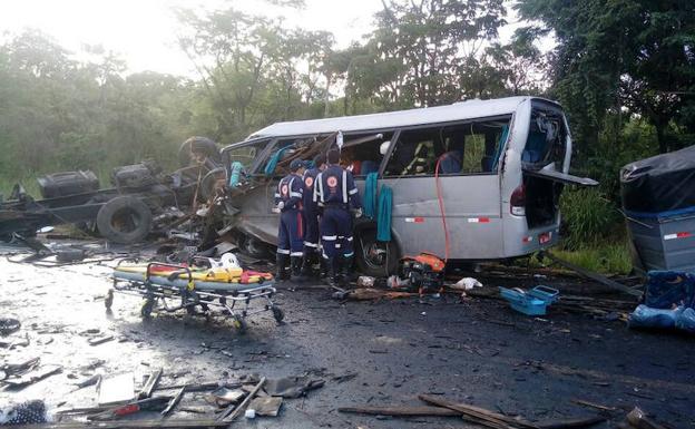 Fotografía cedida por el Servicio de Atención Móvil de Urgencia (SAMU) de los vehículos tras el accidente. /Efe