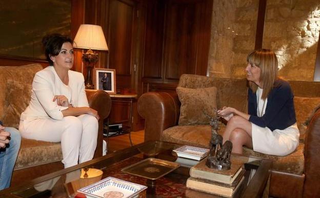 Concha Andreu (PSOE) en una reunión con Ana Lourdes González. /Miguel Herreros