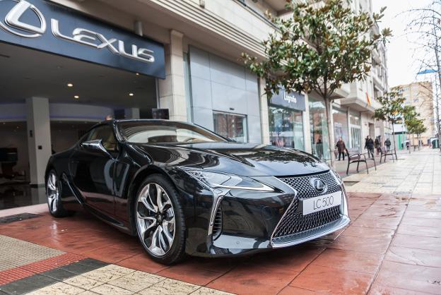 En casa. El Lexus LC 500, a las puertas del concesionario de Logroño en Avenida de Burgos. :: /Fernando Díaz