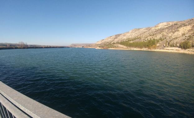 Una de las balsas previstas, la de Manzanares, triplica la capacidad del embalse de Leiva, en la imagen. / J.A.