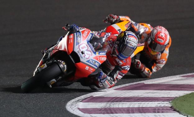 Andrea Dovizioso y Marc Márquez, detrás, durante la carrera de ayer. :: KARIM JAAFAR / afp
/