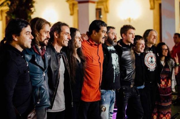 De izquierda a derecha, Dan Díez, Juan Zagalaz, Juanan San Martín, Ángel San Juan, Nicolás Maduro, Álvaro Blanco (manager), David Carrica y miembros del festival de Venezuela. :: perfil de maduro en facebook/