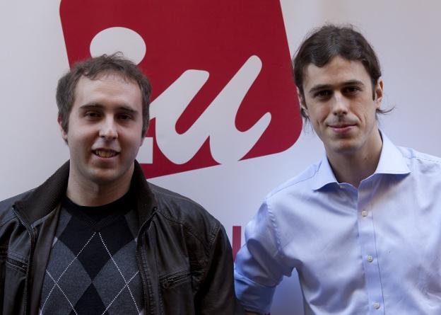 El coordinador general de IU, Diego Mendiola, junto a Gonzalo Peña. :: sonia tercero
/