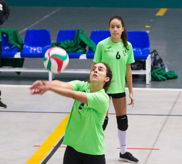 Una jugadora devuelve un balón, durante un partido de esta temporada. :: F.D./