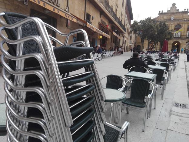 Después de varios meses, los bares recuperan el espacio perdido por las obras de la plaza de la Paz. :: j.l./