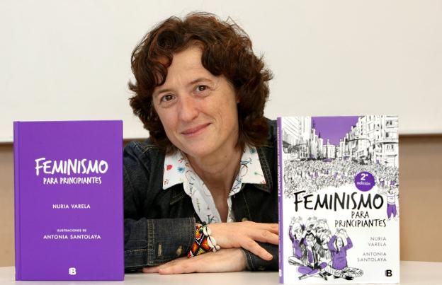 Antonia Santolaya junto al libro y varias de sus ilustraciones. :: / E. DEL RÍO