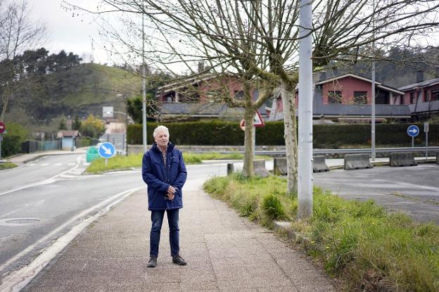 Javier Sáenz, en el punto exacto donde la banda terrorista ETA asesinó a su padre en 1985. Al fondo, las nuevas casas situadas donde se levantaba la vivienda del riojano Alejandro Sáenz, trabajador de la Michelín de Lasarte-Oria. :: José Ignacio Lobo
/