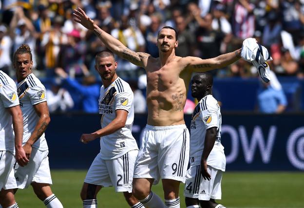Zlatan, a pecho descubierto, saluda a la grada tras marcar su primer gol con los Galaxy. :: efe/