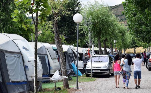 Ambientillo en una de las calles de un camping riojano. /Miguel Herreros