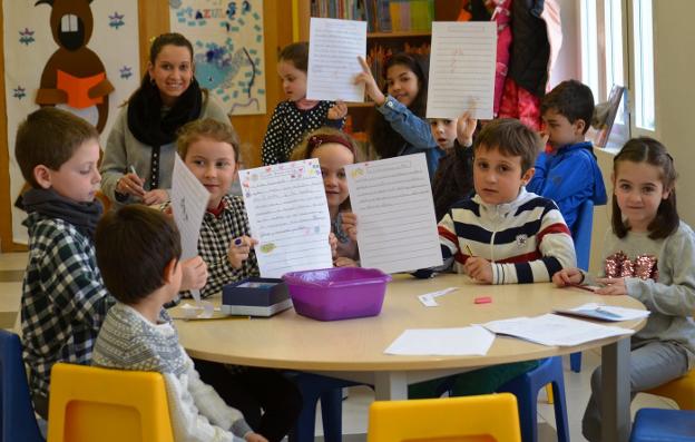 Los más pequeños aprendieron ayer en la biblioteca de Calahorra a escribir cuentos. :: i.á./