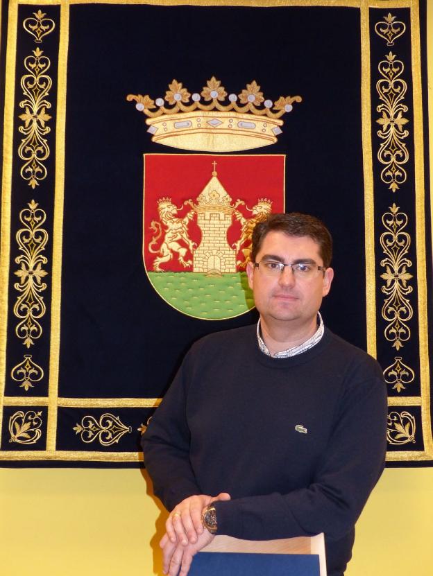 El alcalde, Sergio Martínez Astola, en la Casa Consistorial torrecillana. :: l.r.
/
