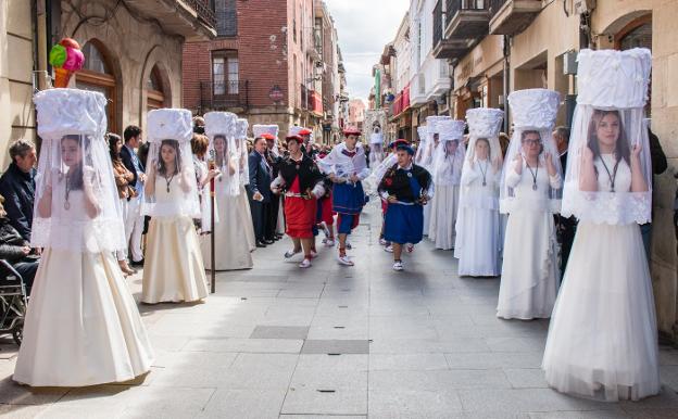La procesión de las doncellas, el año pasado. :: albo/