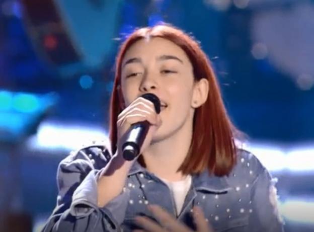 Lucía, con Gabriela y Noelia, amigas y rivales, a la izquierda. Sobre estas líneas, la rinconera en plena actuación. :: l.r./
