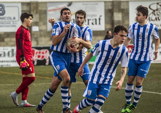 Los jugadores de la Oyonesa celebran un gol ante el Ríver. :: j.r./