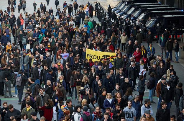 Manifestación convocada por los CDR el pasado 27 de marzo en las puertas de estación barcelonesa de Sants. :: Alejandro García / efe/