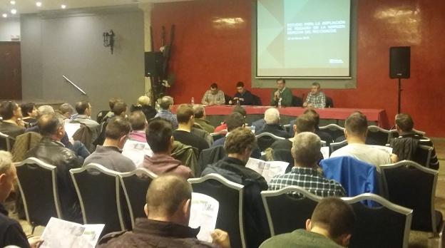 Reunión de las autoridades con agricultores de la zona. :: g.r./