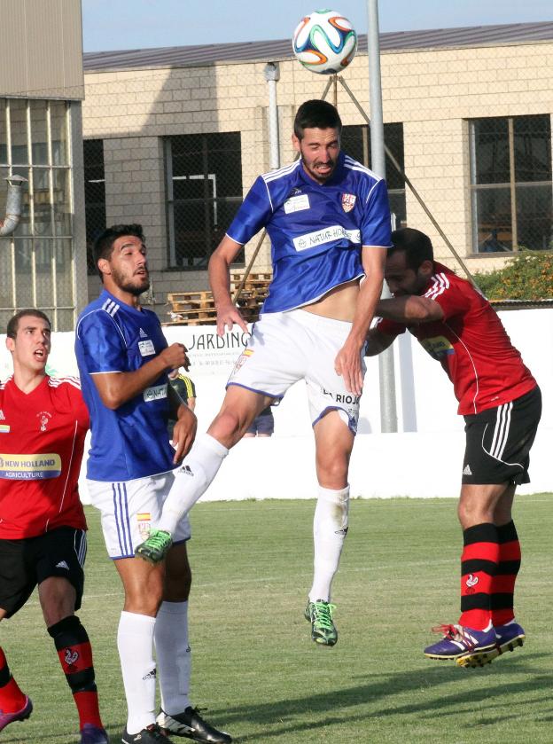 Abaroa remata de cabeza en un amistoso entre la UDL y La Calzada, en la temporada 2014/15 . :: miguel herreros/