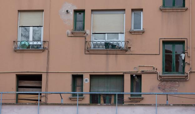 Detalle de una de las fachadas del actual edificio de la estación, cada día en peor estado. :: s. tercero/