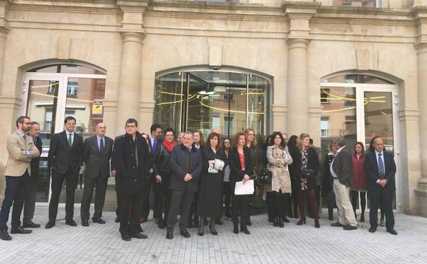 Concentración de los profesionales de la justicia en La Rioja se manifiestan frente al Palacio de Justicia. /Justo Rodriguez