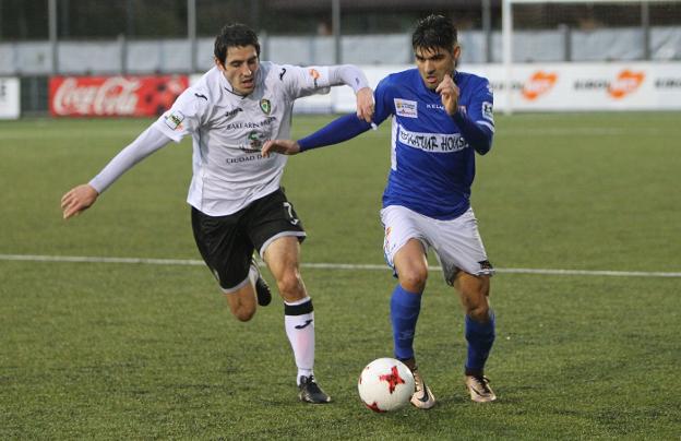 Santos avanza con el esférico, en el partido de Guernica. :: F. DÍAZ/