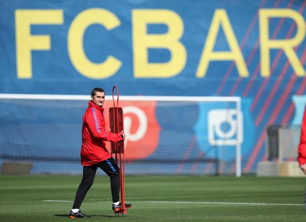 Ernesto Valverde, técnico del Barcelona, durante el último entrenamiento de su equipo previo al partido ante el Leganés. :: A. gEA / REUTERS/
