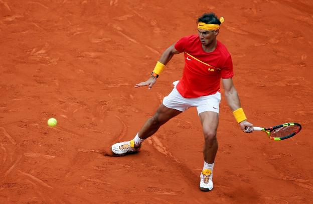 Nadal espera la bola durante el partido de ayer en Valencia. :: efe/