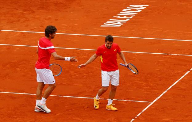 Feliciano y Marc López se saludan ayer en la pista. :: reuters/
