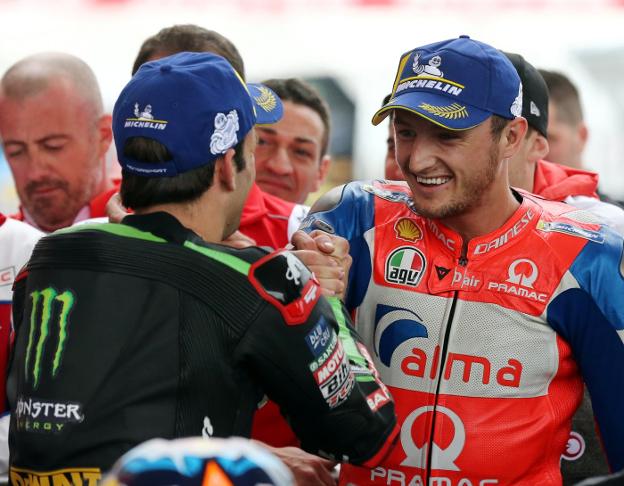 El australiano Jack Miller recibe las felicitaciones de sus colegas tras lograr la 'pole' en MotoGP. :: Marcos Brindicci / REUTERS/