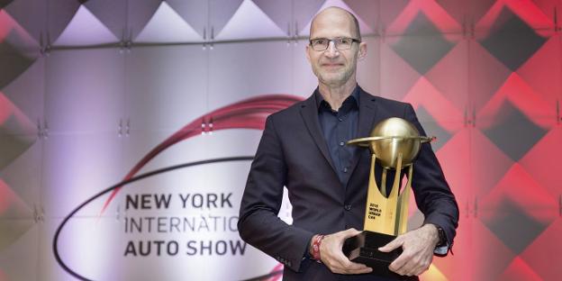 Klaus Bischoff, jefe de Diseño de Volkswagen, recogió el premio en Nueva York. :: L.R.M./