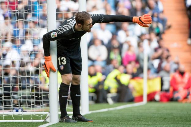 Oblak da instrucciones a la barrera durante el partido de ayer en el Bernabéu. :: afp/