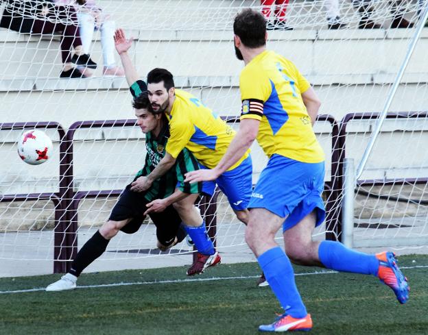Pugna por el balón, ayer en Navarrete. :: /Jonathan Herreros