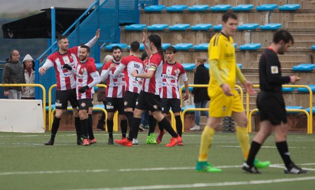 Los jugadores de la Sociedad Deportiva Logroñés celebran uno de sus tres goles. :: /Antonio Díaz Uriel