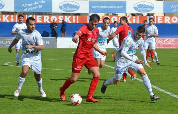 Yasin trata de jugar el balón presionado por varios rivales. :: /Sergio Martínez