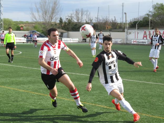 El Haro abrió el campo y encontró en las bandas el camino para crear ocasiones de gol. :: /Ernesto Pascual