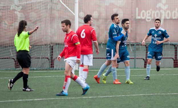 Chimbo celebra con Rubén Pérez uno de los tres goles anotados. :: /Antonio Díaz Uriel