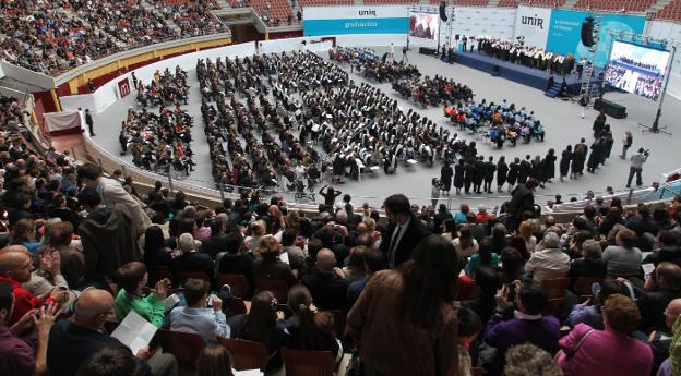 La plaza de toros de La Ribera acoge a entre 2.500 y 3.000 personas en cada acto de graduación de la UNIR./Fernando Díaz
