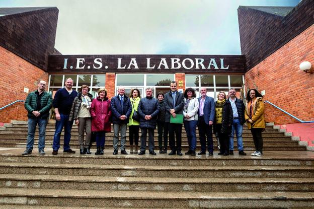 Autoridades regionales y locales, junto a miembros de la sección bilingüe, en La Laboral. / J. RODRÍGUEZ