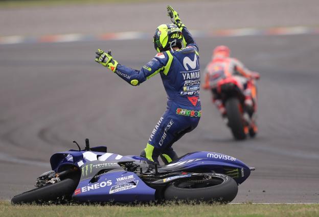 Valentino Rossi recrimina la acción de Marc Márquez que le provocó la caída en Argentina. :: efe
/