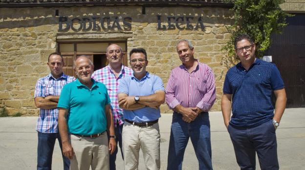 Agustín del Campo (de azul), vicepresidente de Asaja, con Javier Rubio (centro), presidente, y José Antonio Torrecilla (detrás)./J. RODRÍGUEZ