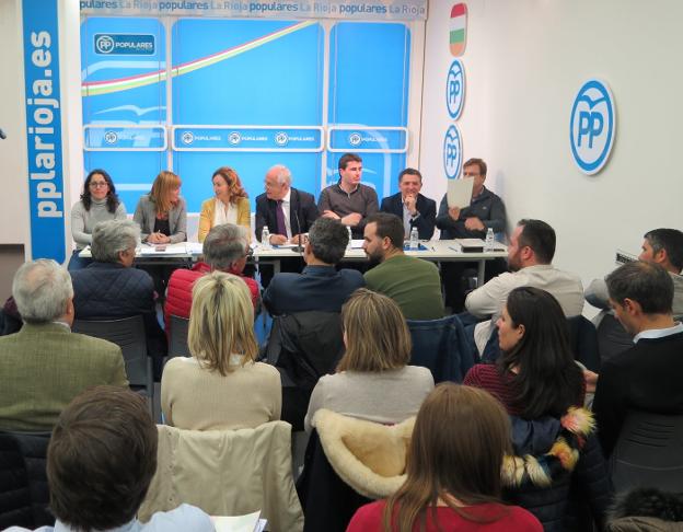 José Ignacio Ceniceros, en el centro de la mesa presidencial, durante la reunión de ayer de la cúpula de su partido. Foto facilitada por el PP./