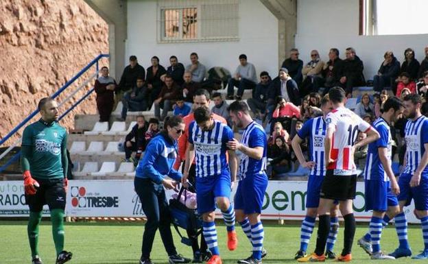 El central local Nika, se retira doliéndose de la parte trasera de su muslo. No volvió a entrar al campo. /Félix Domínguez