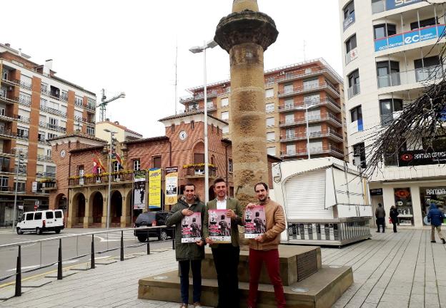 Jorge Cambra, Óscar Eguizábal y Sergio Herce muestran los carteles del aniversario de 'La Moza'. :: i.á. /