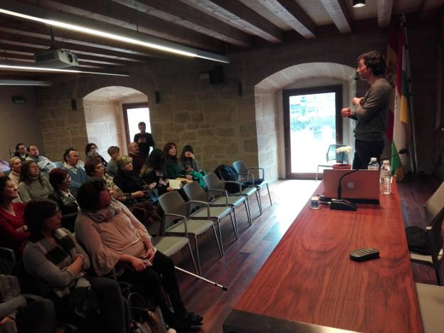 Charla de Andrés Pascual en el Palacio de Bendaña de Haro. Uno de los programas pretende dinamizar este espacio con más actividades. :: j.l./