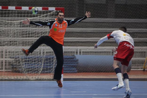 Javi Muñoz consigue un
penalti importantísimo con
el tiempo parado para sellar
el 8-15 antes del descanso.
:: David freire/diario de pontevedra/