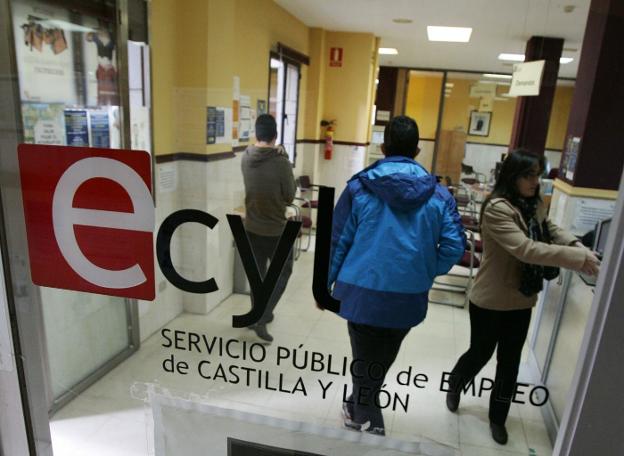 Varias personas acuden a una de las oficinas provinciales de los servicios públicos de empleo. :: Avelino Gómez/