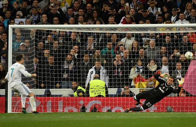 Cristiano bate a Szcesny en el penalti que significó la clasificación del Real Madrid sobre la bocina. :: afp/