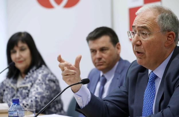 El presidente de la CRUE, Roberto Fernández, interviene ayer ante los medios. :: Chema Moya / efe/